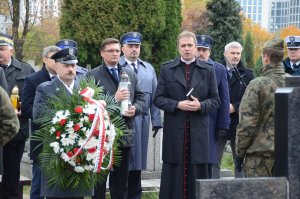 przedstawiciele służb mundurowych i instytucji państwowych oddają hołd zmarłym