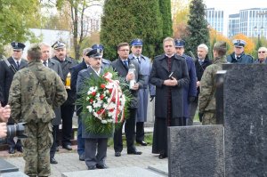 przedstawiciele służb mundurowych i instytucji państwowych oddają hołd zmarłym