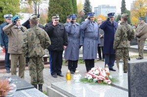 przedstawiciele służb mundurowych i instytucji państwowych oddają hołd zmarłym