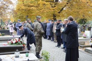 przedstawiciele służb mundurowych i instytucji państwowych oddają hołd zmarłym