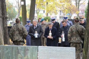 przedstawiciele służb mundurowych i instytucji państwowych oddają hołd zmarłym