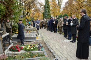 przedstawiciele służb mundurowych i instytucji państwowych oddają hołd zmarłym