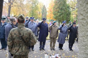 przedstawiciele służb mundurowych i instytucji państwowych oddają hołd zmarłym