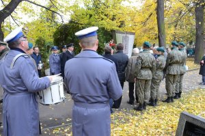 przedstawiciele służb mundurowych i instytucji państwowych oddają hołd zmarłym