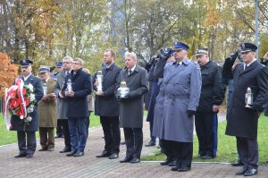 przedstawiciele służb mundurowych i instytucji państwowych oddają hołd zmarłym