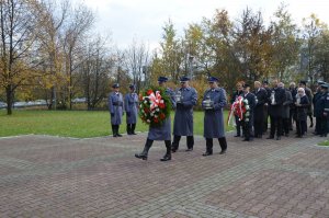 przedstawiciele służb mundurowych i instytucji państwowych oddają hołd zmarłym