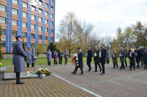 przedstawiciele służb mundurowych i instytucji państwowych oddają hołd zmarłym