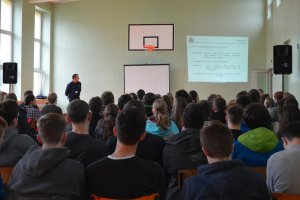 Ćwiczenia z ładunkiem wybuchowym w tle