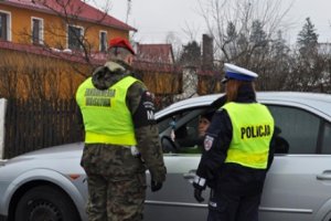 Policjanci i żandarmeria wojskowa podczas akcji „Znicz 2016”