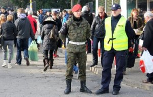 Policjanci i żandarmeria wojskowa podczas akcji „Znicz 2016”