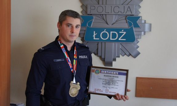 policjant z tabliczką