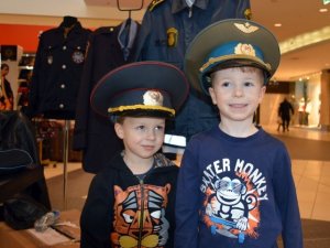 dzieci w policyjnych czapkach