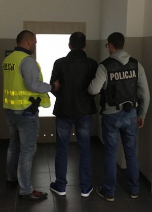 zatrzymany i policjanci