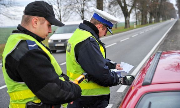 policjanci przy samochodzie