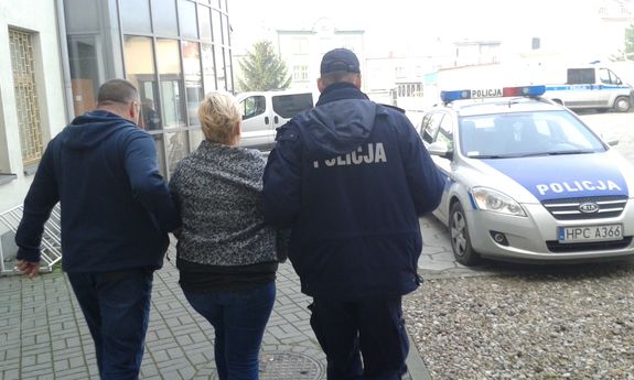 policjanci prowadzą zatrzymaną