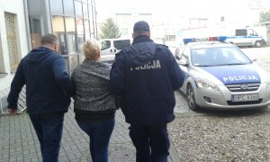 policjanci prowadzą zatrzymaną