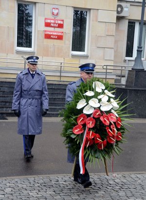 I Zastępca Komendanta Głównego Policji składa wieniec pod obeliskiem