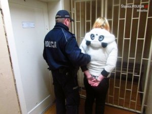 policjant prowadzi zatrzymaną