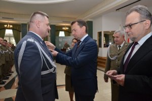 Awanse i wyróżnienia w KG SG
