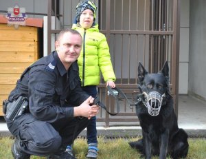 Ksawery z policjantem i policyjnym psem