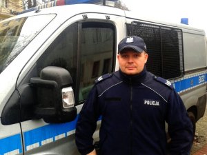 policjant przed radiowozem