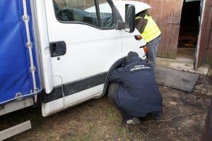 policjanci wykonują czynności na miejscu zdarzenia