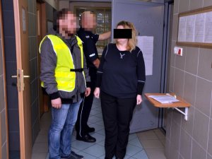 Policjanci z osobą zatrzymaną