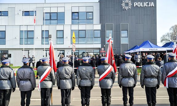 policjanci przed budynkiem nowej komendy