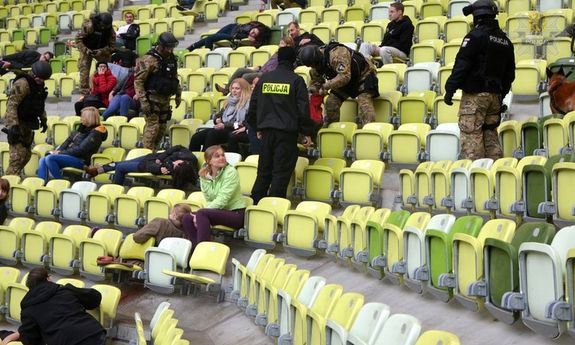 policjanci i inni ludzie na stadionie