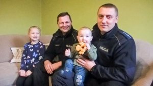 policjanci z dwójką dzieci