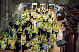 Odblaskowy rekord Guinnessa w Kopalni Soli Wieliczka ustanowiony przez uczniów wielickiej „Dwójki”