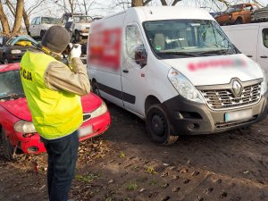 zabezpieczony samochód i policjant wykonujący czynności
