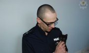 policjant z kotkiem