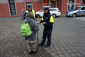 Policjanci zachęcali mieszkańców Rybnika do noszenia odblasków