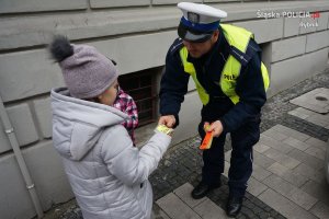 Policjanci zachęcali mieszkańców Rybnika do noszenia odblasków