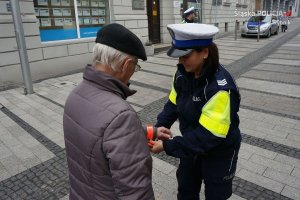 Policjanci zachęcali mieszkańców Rybnika do noszenia odblasków