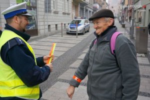 Policjanci zachęcali mieszkańców Rybnika do noszenia odblasków