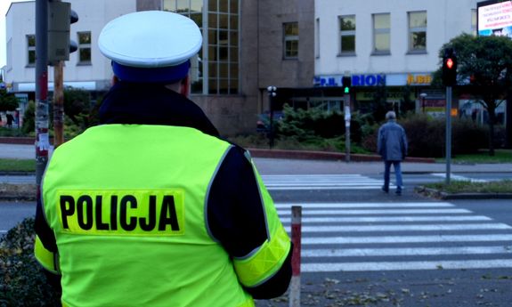 Policjanci dbają o bezpieczeństwo pieszych i rowerzystów