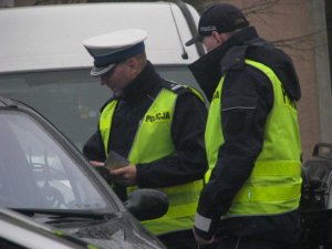 Policjanci dbają o bezpieczeństwo pieszych i rowerzystów