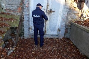 policjanci kontrolują pustostany