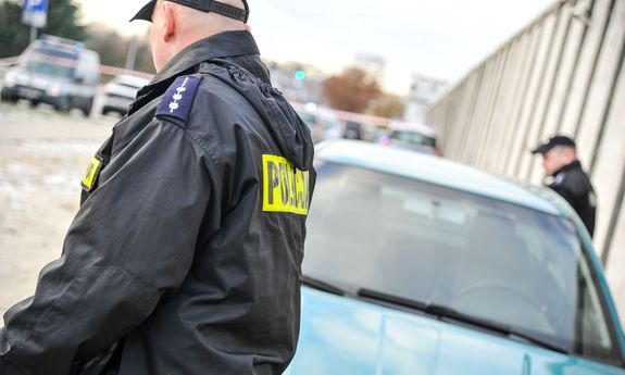 policjant przy samochodzie