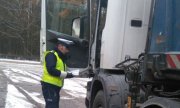 policjant przy ciężarówce
