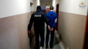 zatrzymany prowadzony przez policjanta