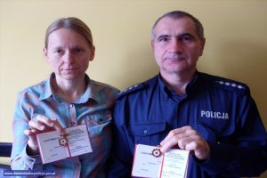 Akcje honorowego krwiodawstwa stały się w braniewskiej jednostce policjitradycją, którą funkcjonariusze i pracownicy cywilni kontynuują od ponad 10 lat. Przed każdym kolejnym takim spotkaniem za pośrednictwem internetu policjanci zachęcają mieszkańców, by razem z nimi bezinteresownie podzielili się tym wartościowym darem. Z inicjatywy insp. w stanie spoczynku Grzegorza Sieńskiego, w 2015 r. przy Komendzie Powiatowej Policji w Braniewie powstał Honorowy Klub Krwiodawstwa PCK ,,Niebieska Kropla&#039;&#039;. Jesteśmy otwarci dla każdego, kto chce przystąpić do klubu – podczas ostatniej akcji 7 funkcjonariuszy Zakładu Karnego zostało członkami „Niebieskiej Kropli”.

Dzisiejsza (30.11.2016) akcja cieszyła się zainteresowaniem zarówno wśród policjantów, pracowników cywilnych jednostki jak i innych służb mundurowych i mieszkańców powiatu. W sumie 26 osób oddało blisko 12 litrów krwi.

Dziękujemy wszystkim za tak wspaniały odzew na apel braniewskich policjantów i zapraszamy jednocześnie na kolejną zbiórkę krwi w przyszłym roku. O terminach informować będziemy za pośrednictwem strony internetowej Komency Powiatowej Policji w Braniewie i lokalnych mediów.