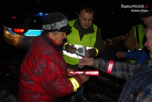 Policjanci rozdają odblaski