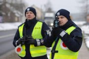 Policjanci mierzący prędkość pojazdów