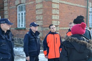 Policjanci pomagają osobom narażonym na wychłodzenie organizmu