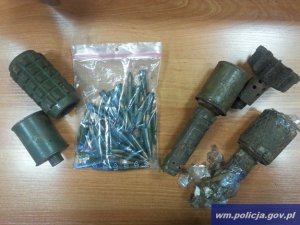 Policjanci szukając narkotyków znaleźli broń i amunicję