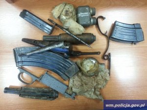 Policjanci szukając narkotyków znaleźli broń i amunicję