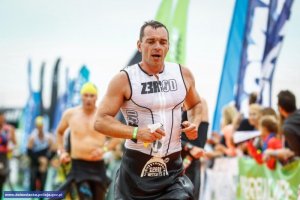 Dyżurny wrocławskiego komisariatu na podium turnieju imprez triatlonowych Enea Tri Tour